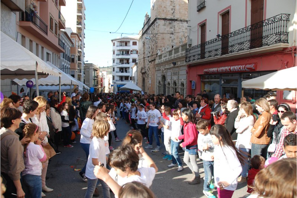 Fa 10 anys, a DLV: «15.000 veus obrin les Trobades d’Escoles en Valencià 2013 a Pedreguer»