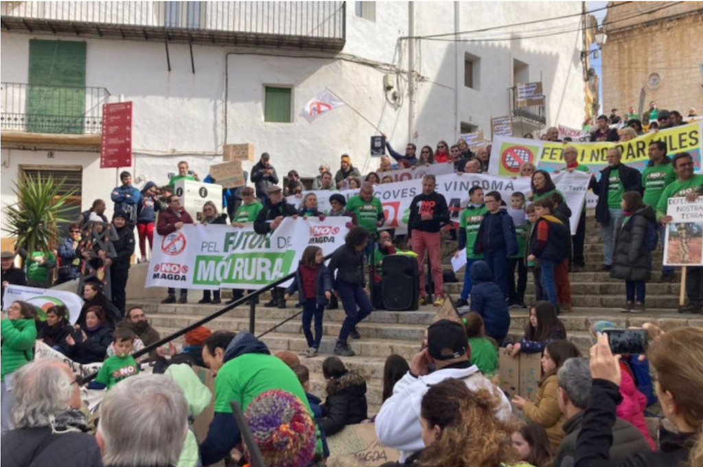 Multitudinària manifestació a les Coves de Vinromà contra el MAGDA el passat 26 de febrer