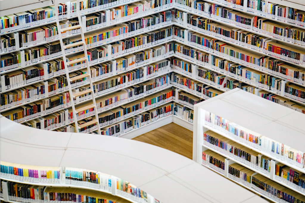 Camps d’extermini nazis, literatura i realitat, testimonis femenins i molt més, a La Veu dels Llibres