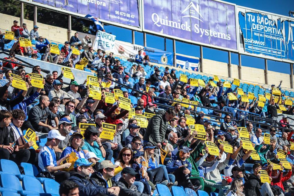 Aficionats de l'Hèrcules CF protesten contra Enrique Ortiz