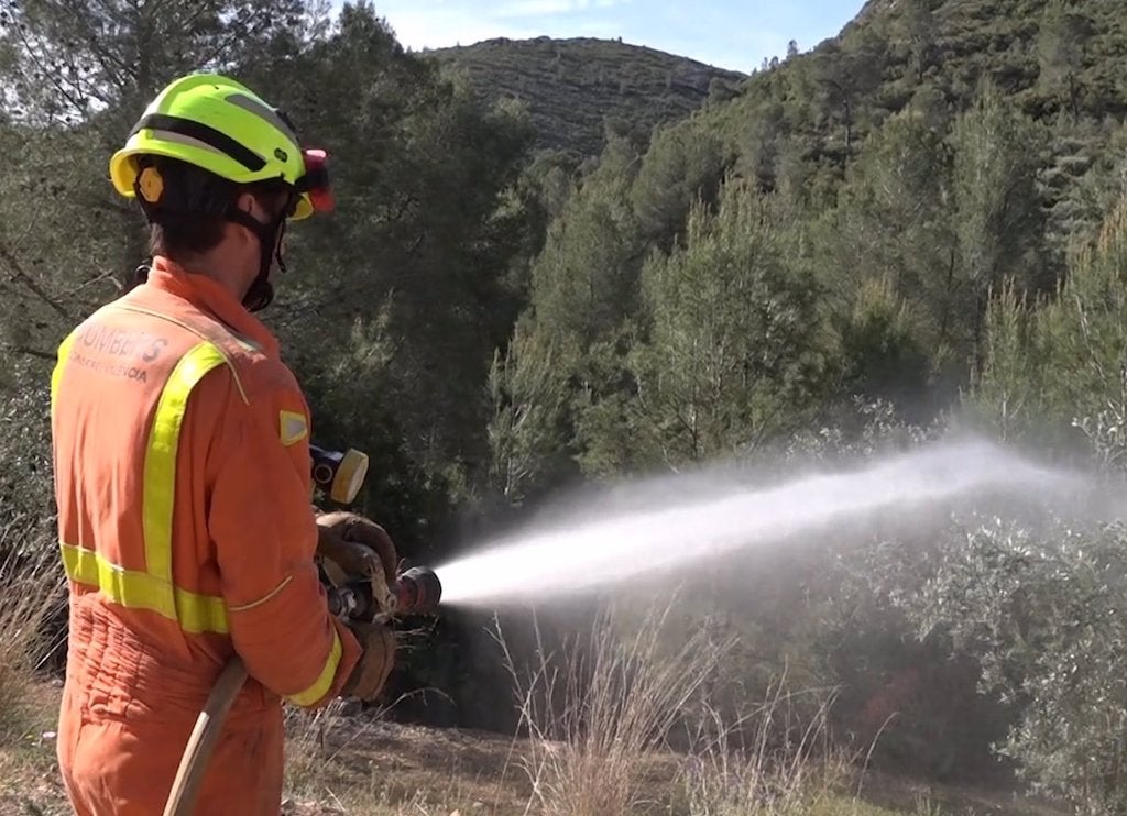 L’incendi del Genovés evoluciona de manera «positiva», però preocupa el vent de ponent