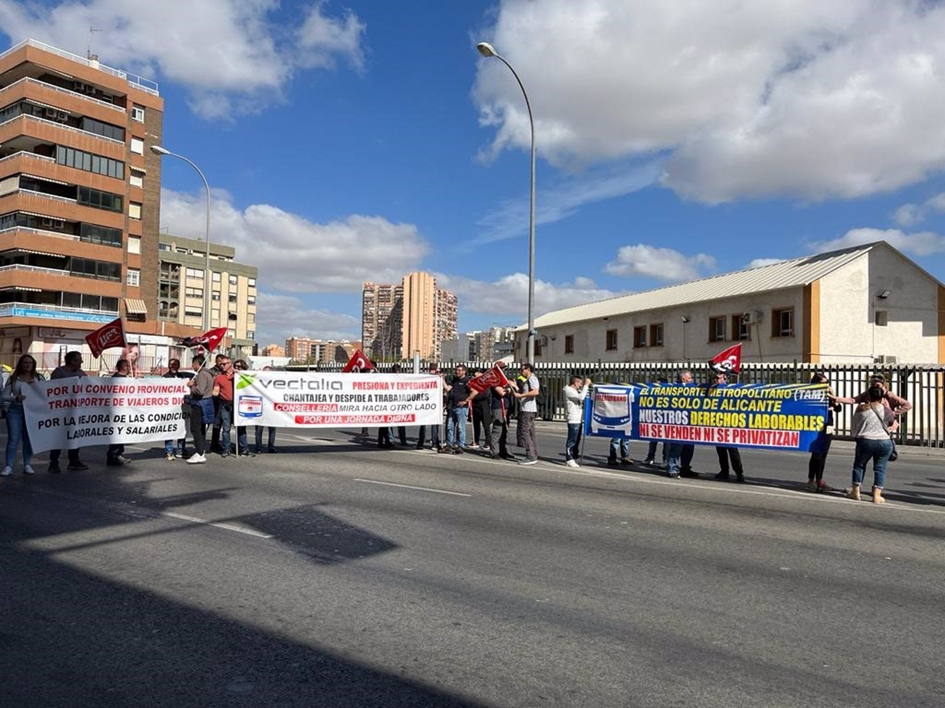 Conductors de La Alcoyana donen suport a les aturades i contemplen avançar en la vaga
