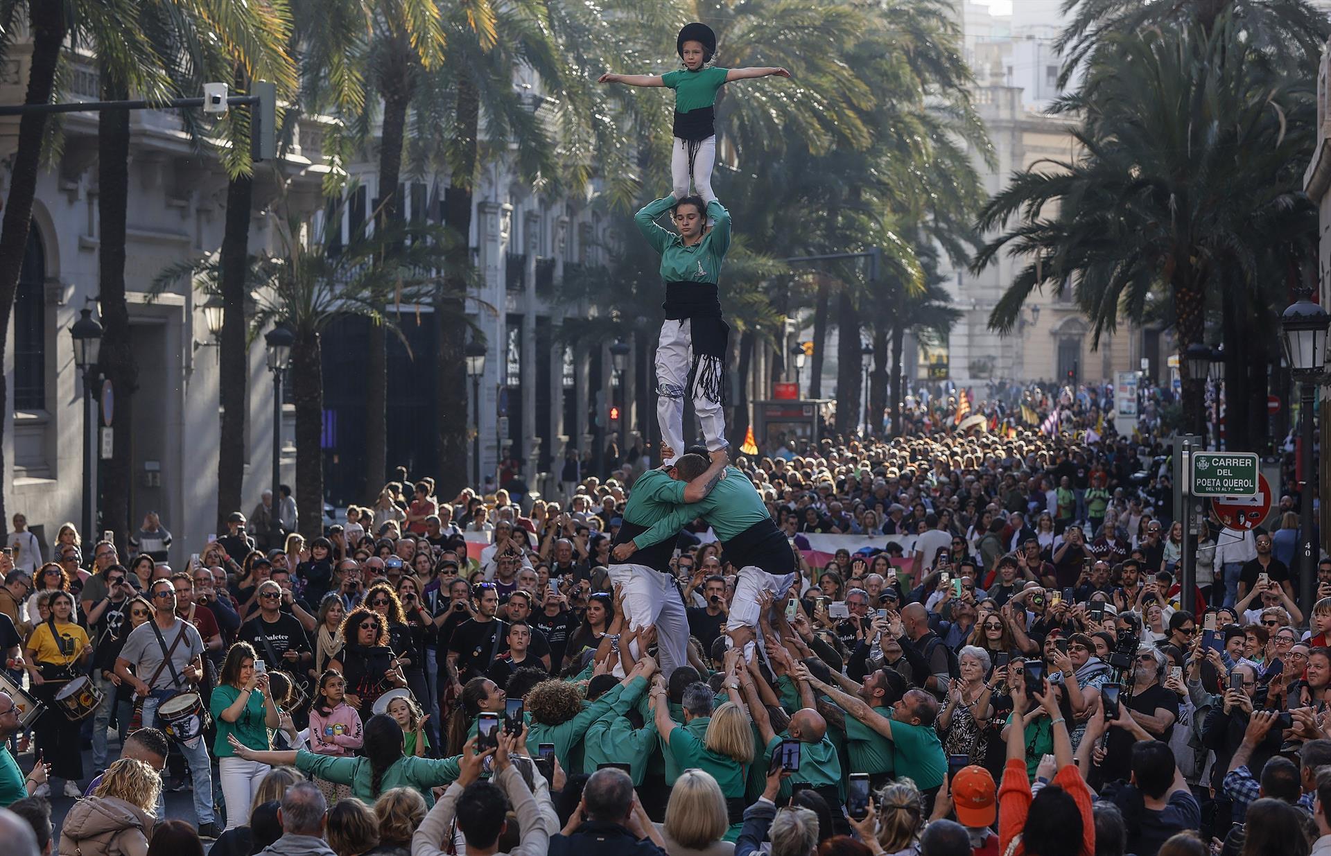 La manifestació del 25 d’Abril recorre el centre de València aquest dissabte