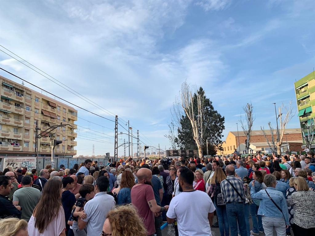 Veïns reclamen l’eliminació del pas a nivell d’Alfafar