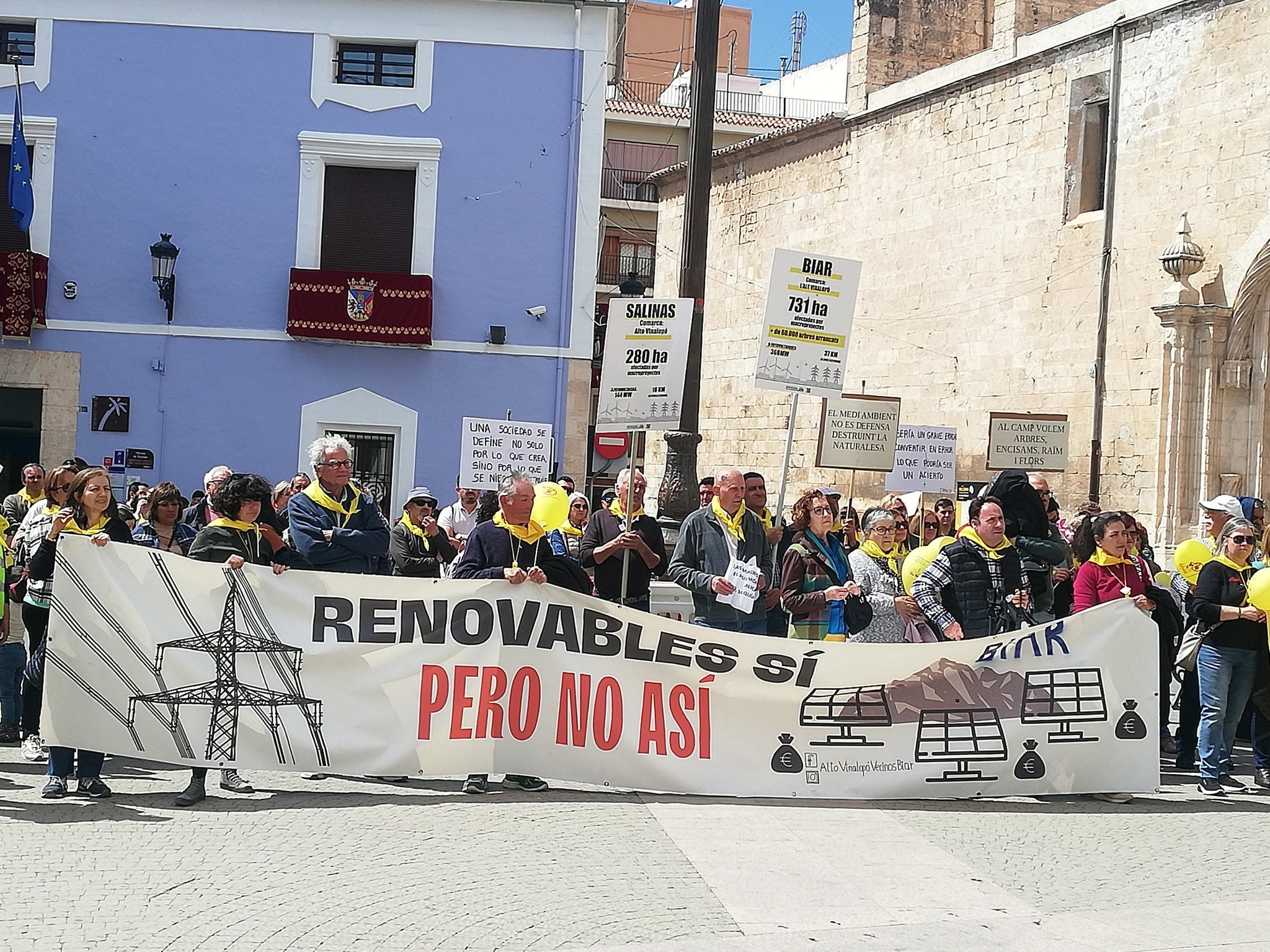1.200 persones es concentren a Villena contra les macroplantes fotovoltaiques