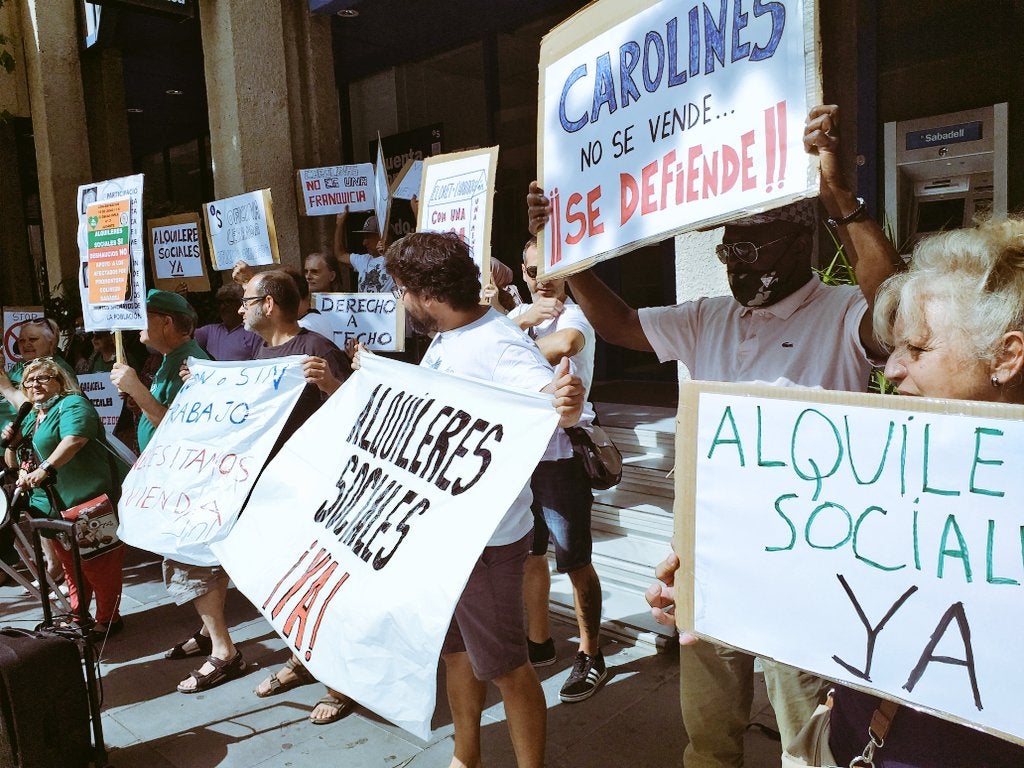 Protesta del Sindicat de Barri de Carolines davant la seu del Banc Sabadell a Alacant