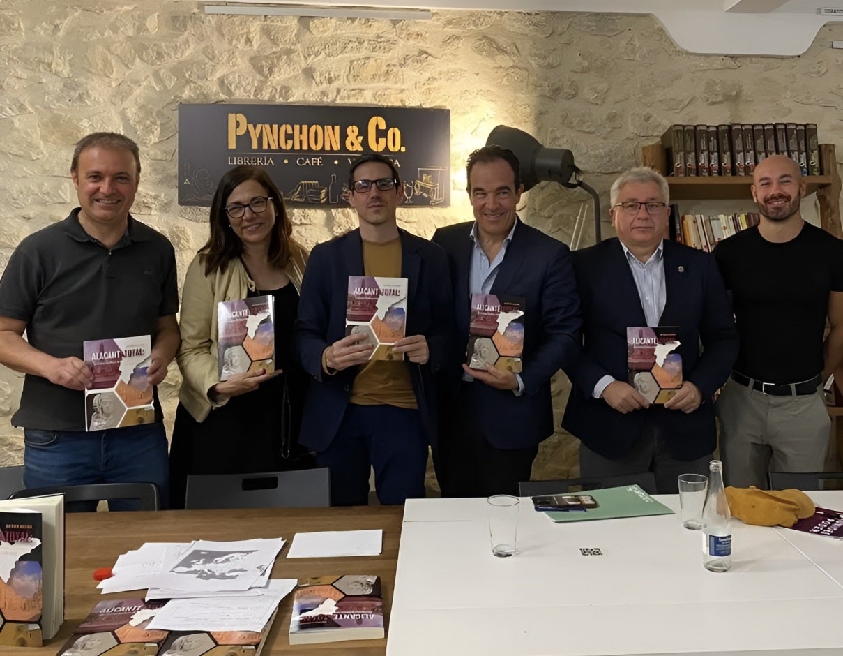 Natxo Bellido (Compromís), Trini Amorós (PSPV), l'historiador Antonio Adsuar, Toño Peral (PP), Antonio Manresa (Cs) i Xavier López (UP)