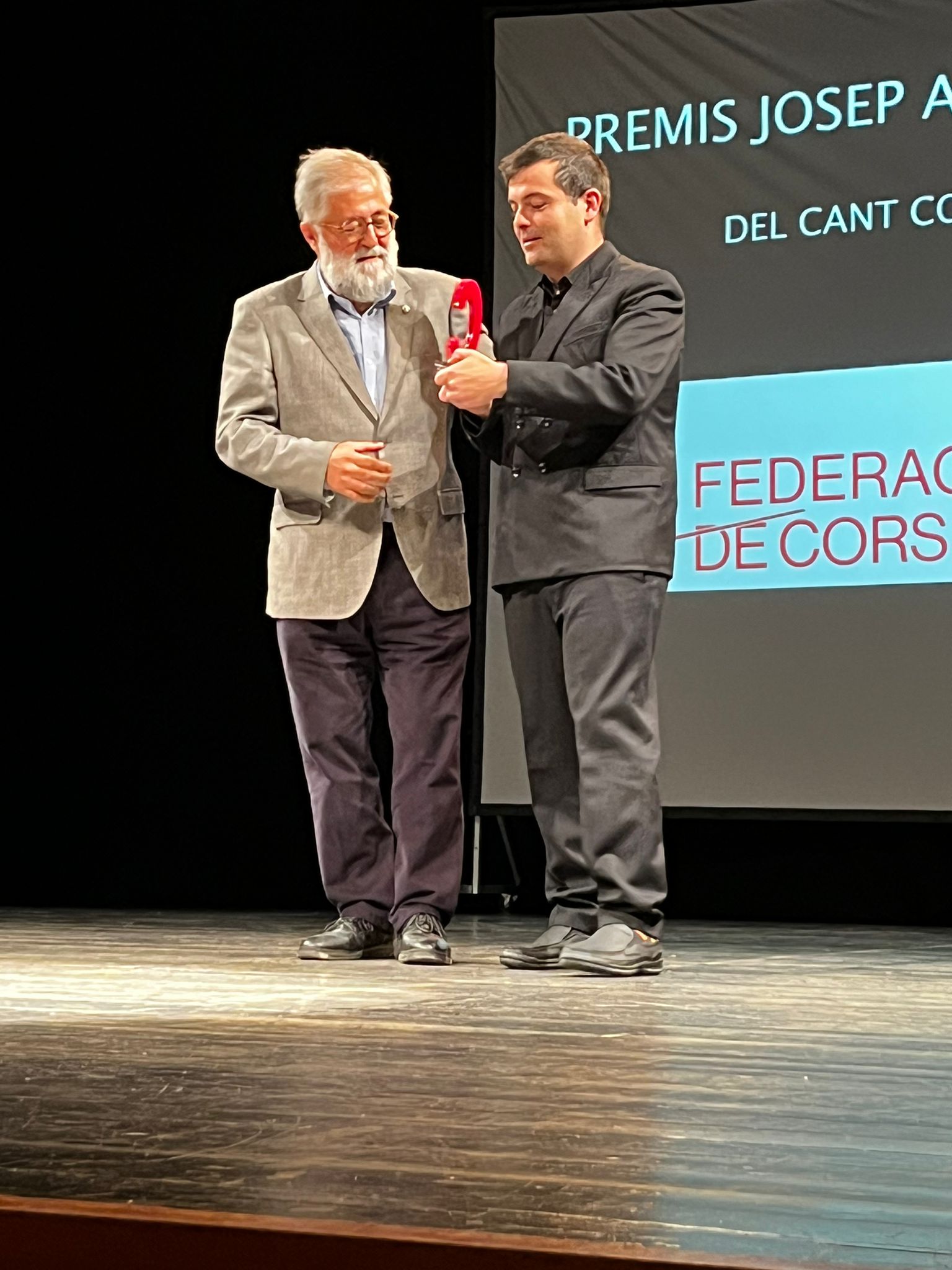 Tonetxo Pardiñas, president de la Societat Coral El Micalet rep el premi de la Federació de Cors de Clavé