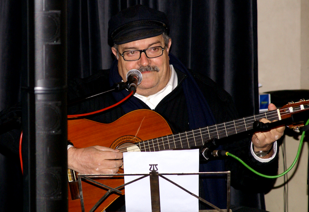 Tal dia com hui del 1946 el cantant Pere Tàpias va nàixer a Vilanova i la Geltrú