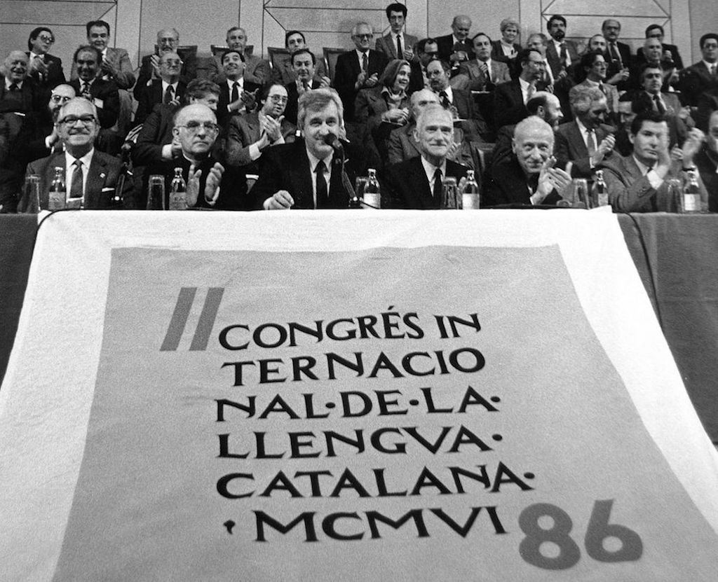 Tal dia com hui del 1986 M. del Mar Bonet, Ovidi Montllor i Lluís Llach van actuar al II Congrés Internacional de la Llengua Catalana