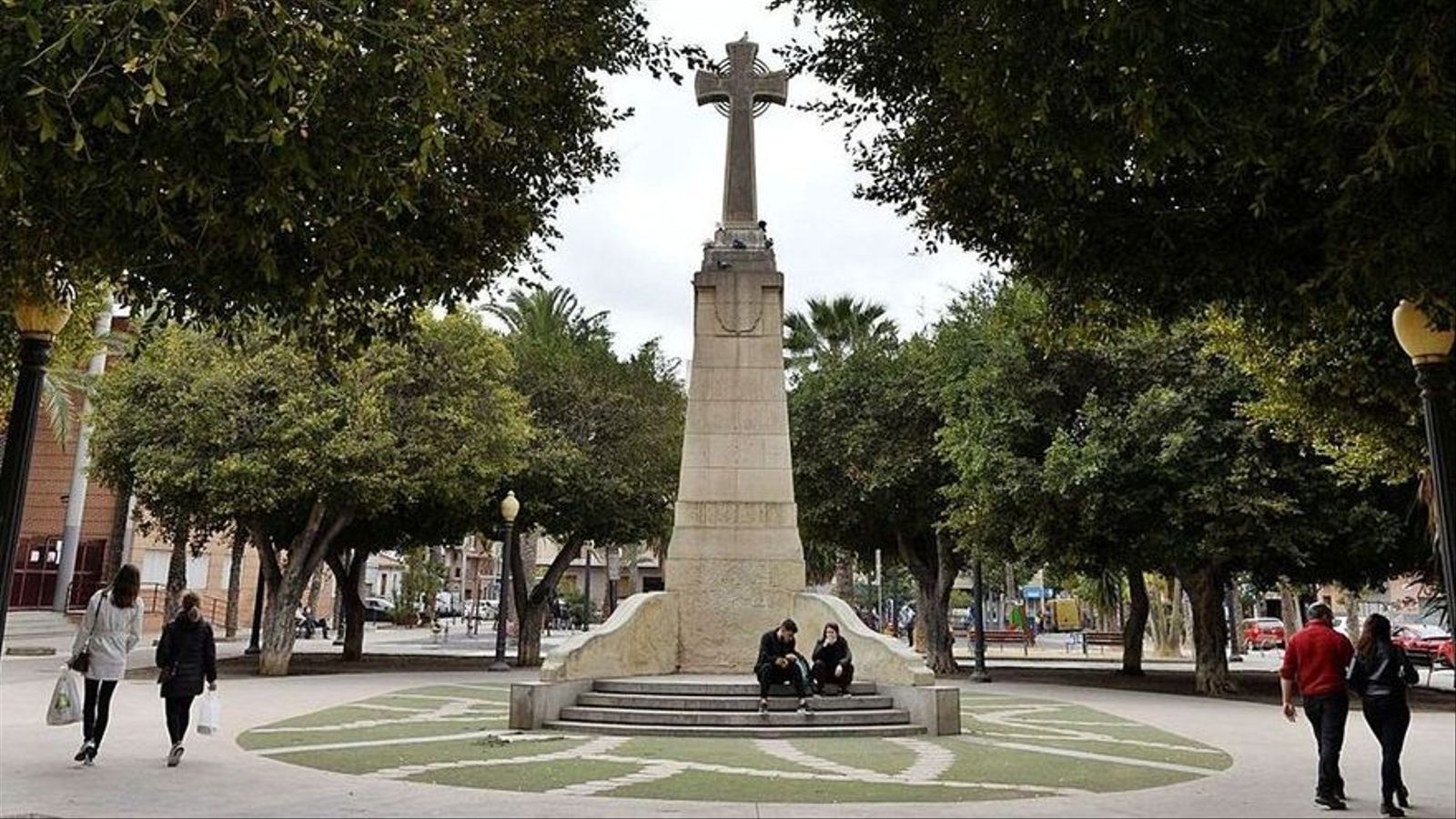 Creu dels caiguts al passeig de les Germanies d'Elx