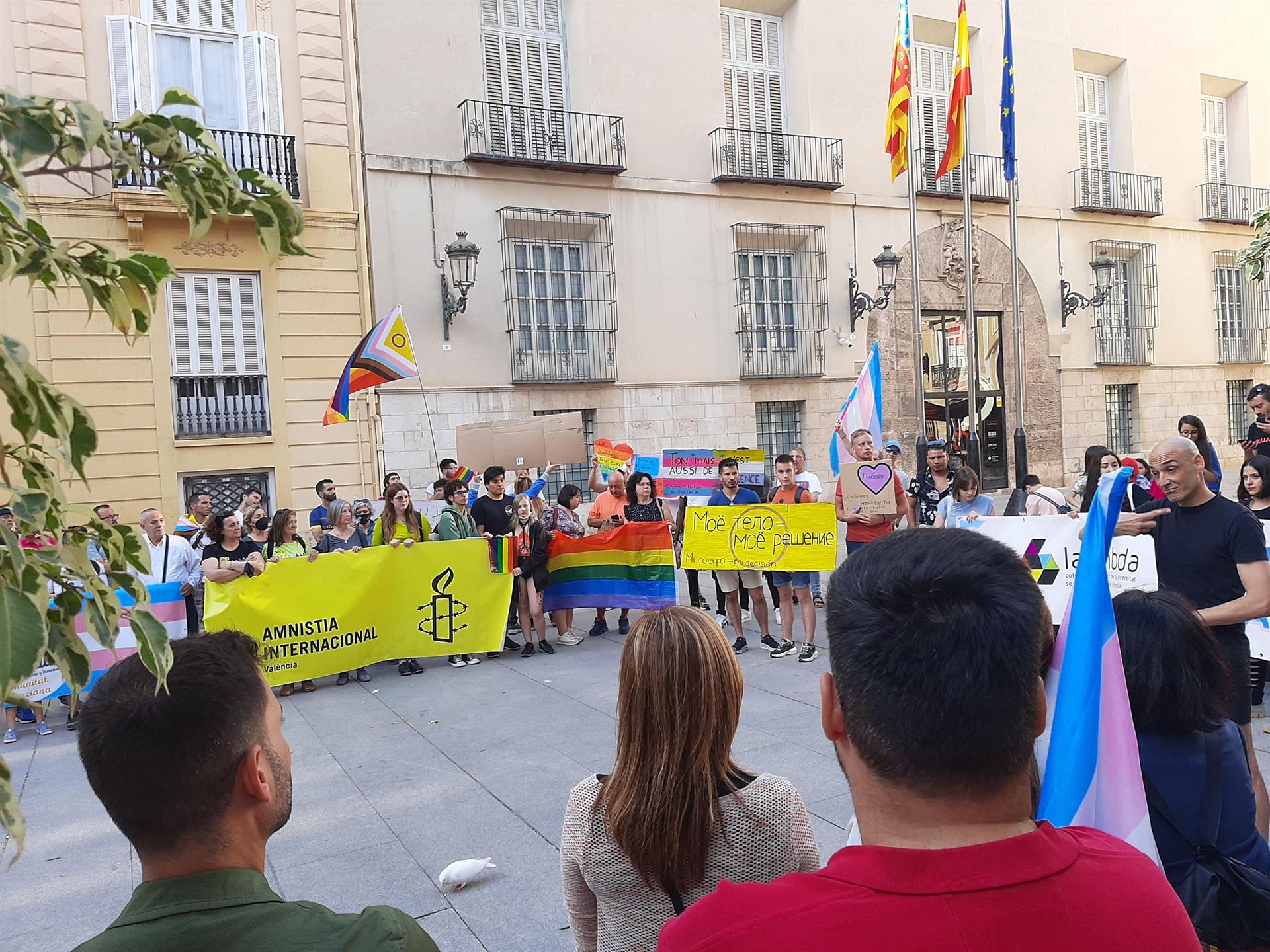Lambda insta a defensar drets del col·lectiu LGTBI+ «al carrer i a les urnes»