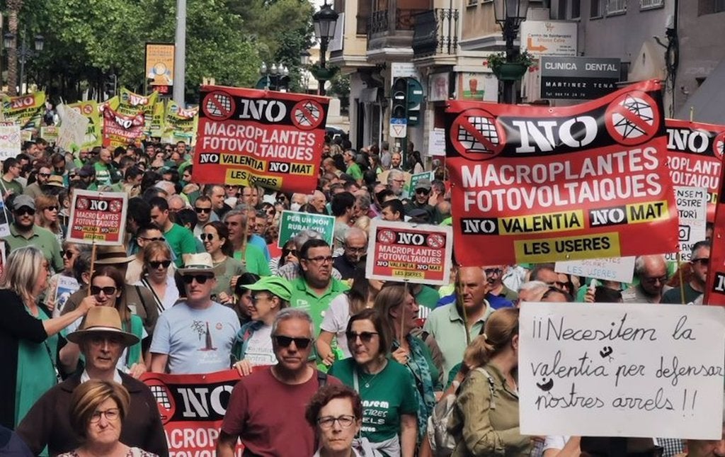 Una gran manifestació rebutja les macroplantes solars a les comarques del nord del País Valencià