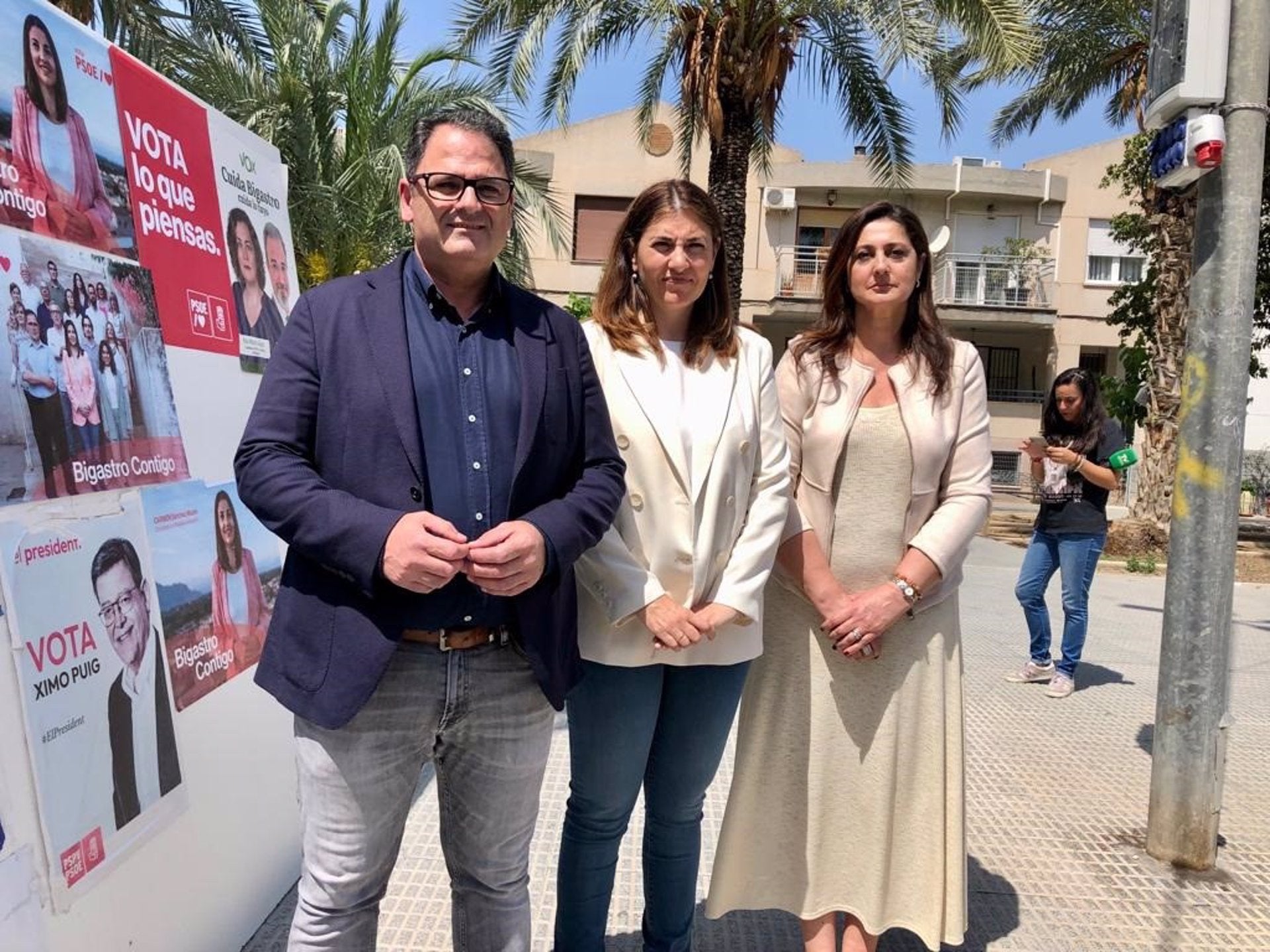 La candidata del PSPV a l'alcaldia de Bigastre, Carmen Sánchez; el secretari comarcal del partit, Joaquín Hernández, i la vicesecretària del PSPV a la demarcació d'Alacant, Sandra Martín.