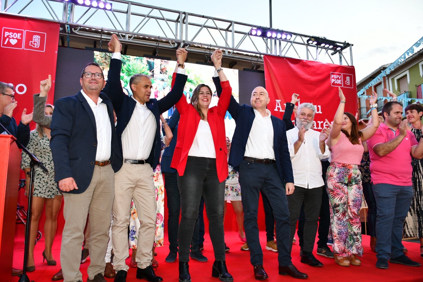 La candidata socialista a l'Ajuntament de Sant Joan d'Alacan (l'Alacantí), al costat del secretari provincial del PSPV, Alejandro Soler, en un acte recent