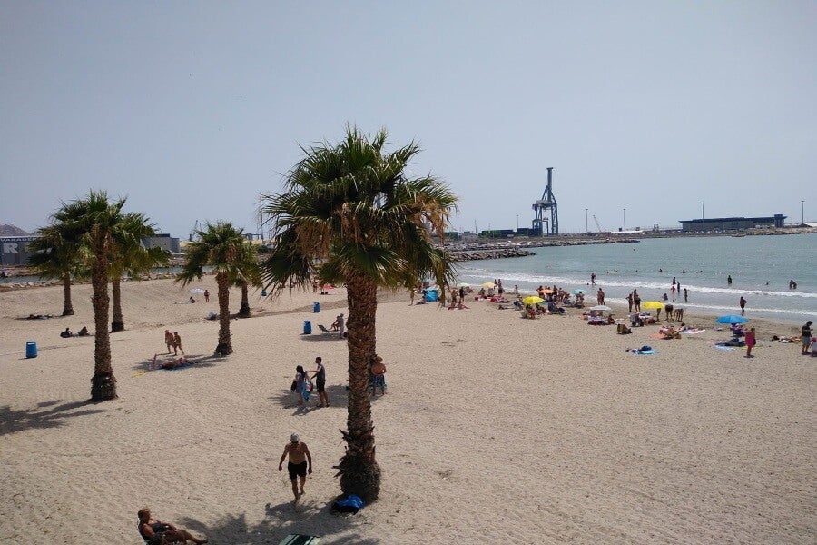 Platja de Sant Gabriel (Alacant) amb el port al fons