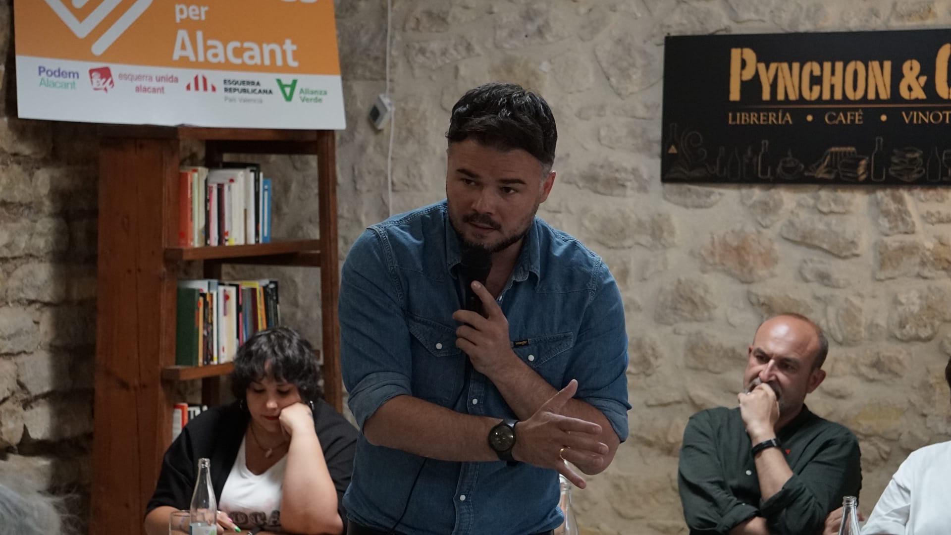 Gabriel Rufián, amb Manolo Copé, candidat d'Unides per Alacant, al darrere