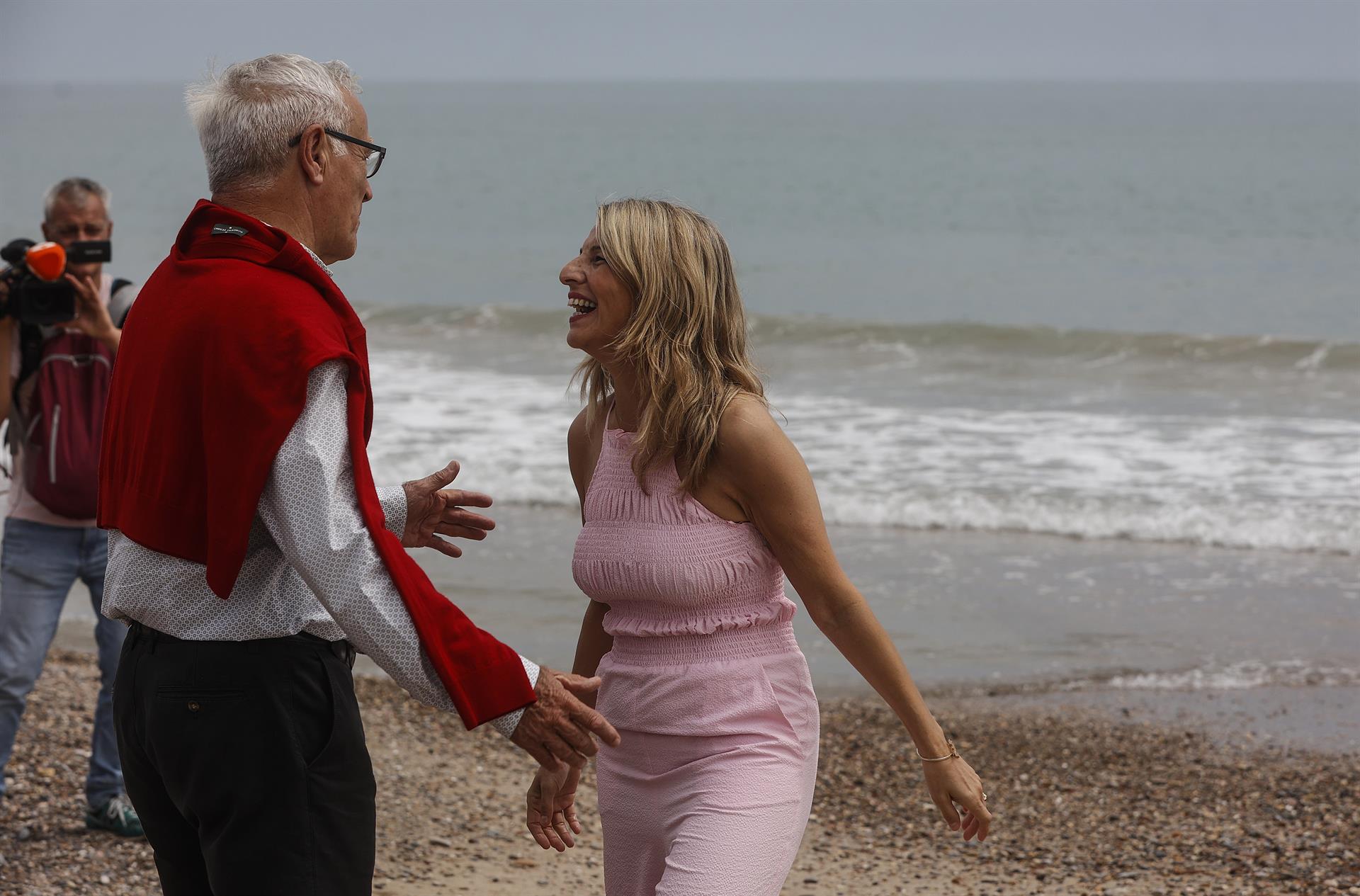 Yolanda Díaz i Joan Ribó a la platja del Saler