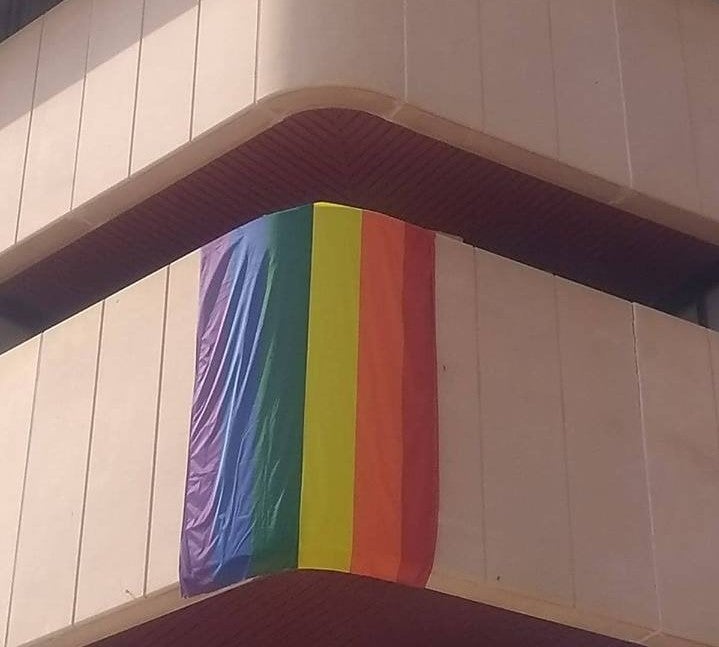 Bandera LGTBI al balcó de l'Ajuntament de Santa Pola el 2019