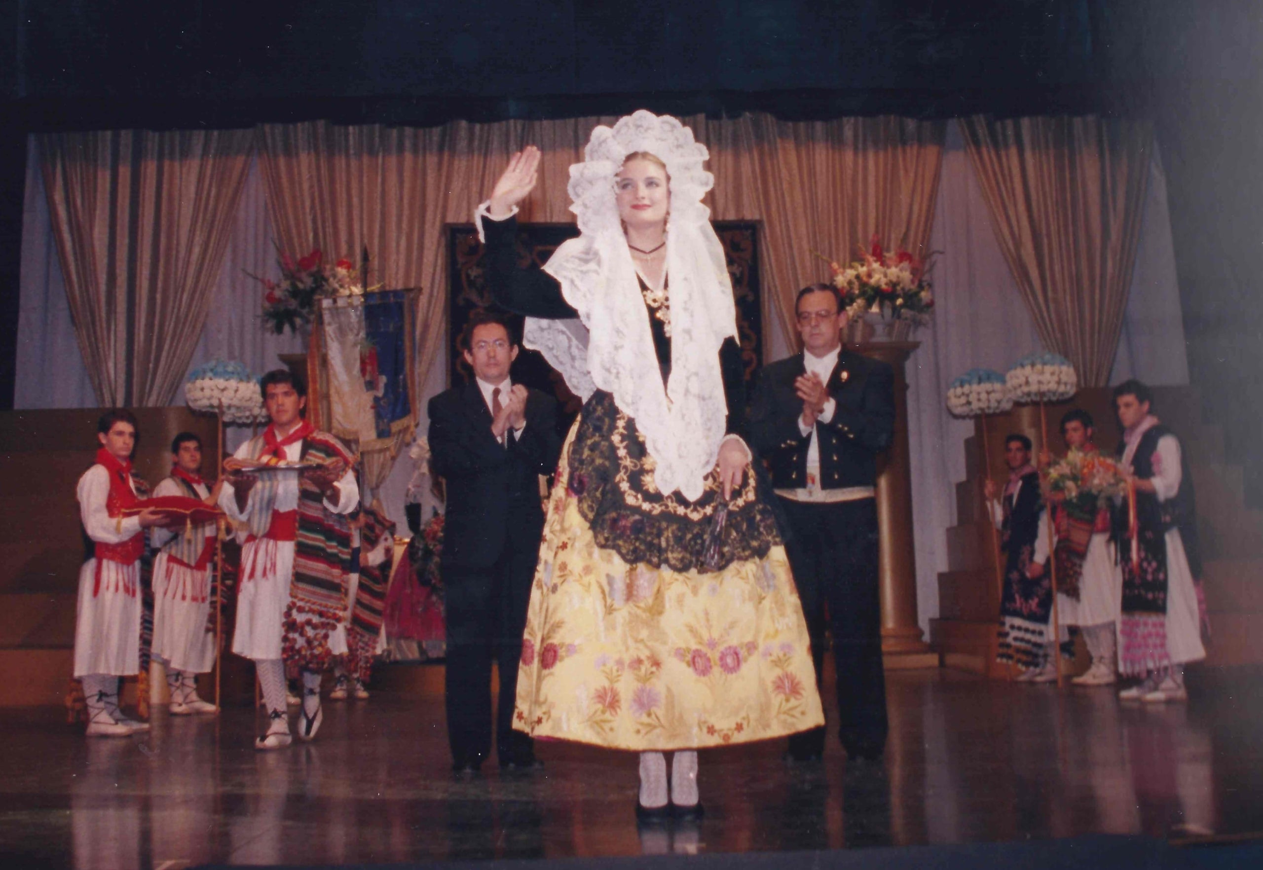 Alicia Crevillén, «bellea del foc» el 1992
