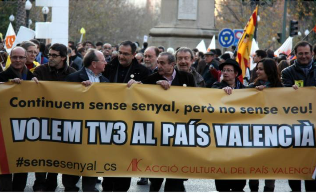 Fa 10 anys, a DLV: «Les Corts aproven la reciprocitat entre TV3 i Canal 9 sense vots en contra»