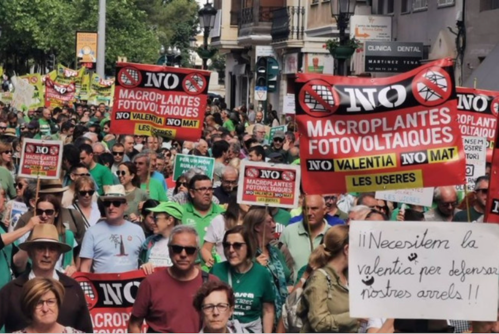 Una gran manifestació rebutja les macroplantes solars a les comarques del nord del País Valencià