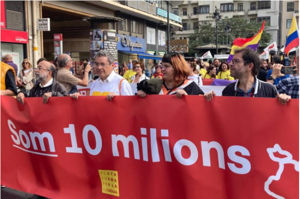 Un taula redona plantejarà aquest dijous «els reptes de la defensa del valencià en un context hostil»