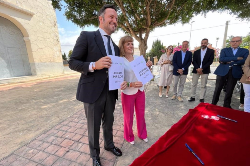 Pablo Ruz (PP) i Aurora Rodil (Vox) signen el pacte de governabilitat a Elx | © Europa Press