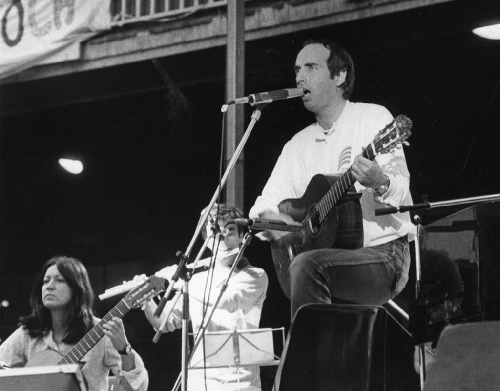 Tal dia com hui del 1981 es va celebrar el multitudinari concert «Som una nació» al Camp Nou