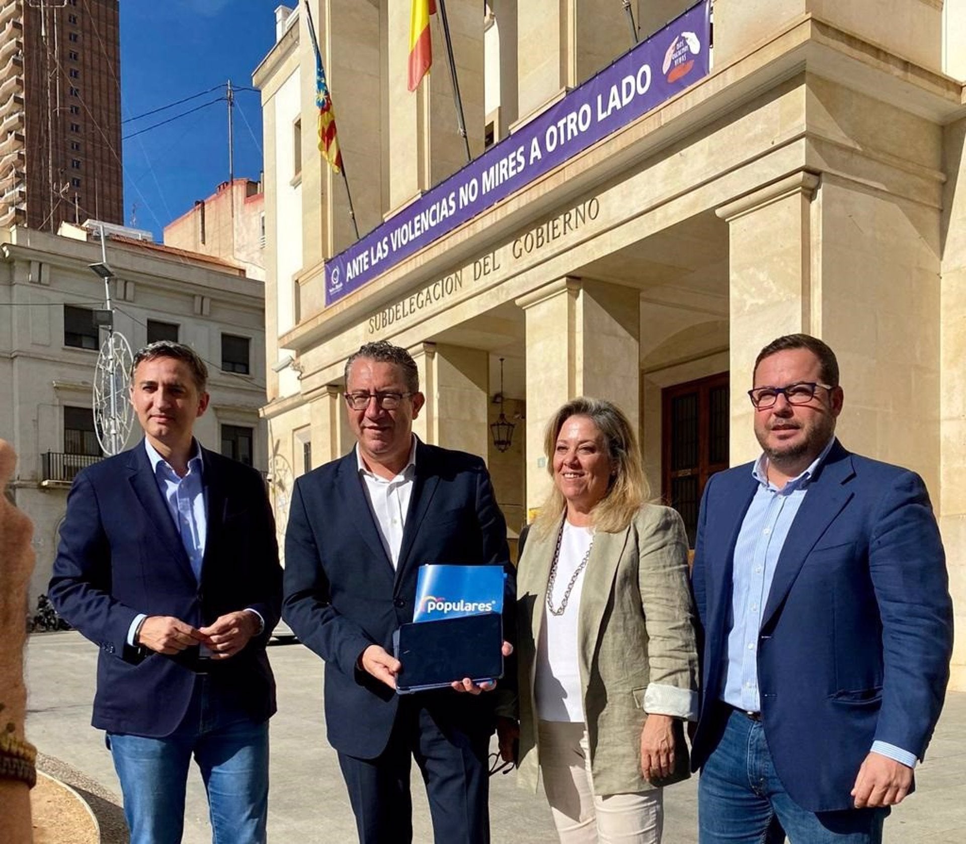 Macarena Montesinos, al centre de la imatge al costat de Toni Pérez, alcalde de Benidorm i president provincial del PP