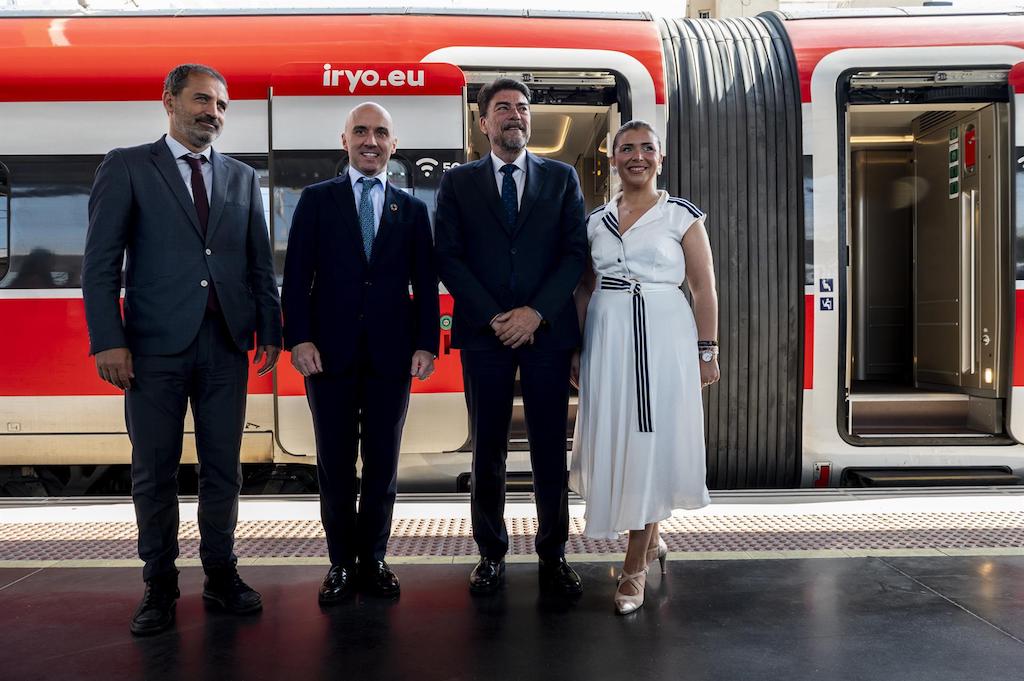 El secretari d'Infraestructures, Javier Flores; el General Manager de Iryo, Simone Gorini; l'alcalde, Luis Barcarla, i la vicealcaldessa, Mari Carmen Sánchez | EP