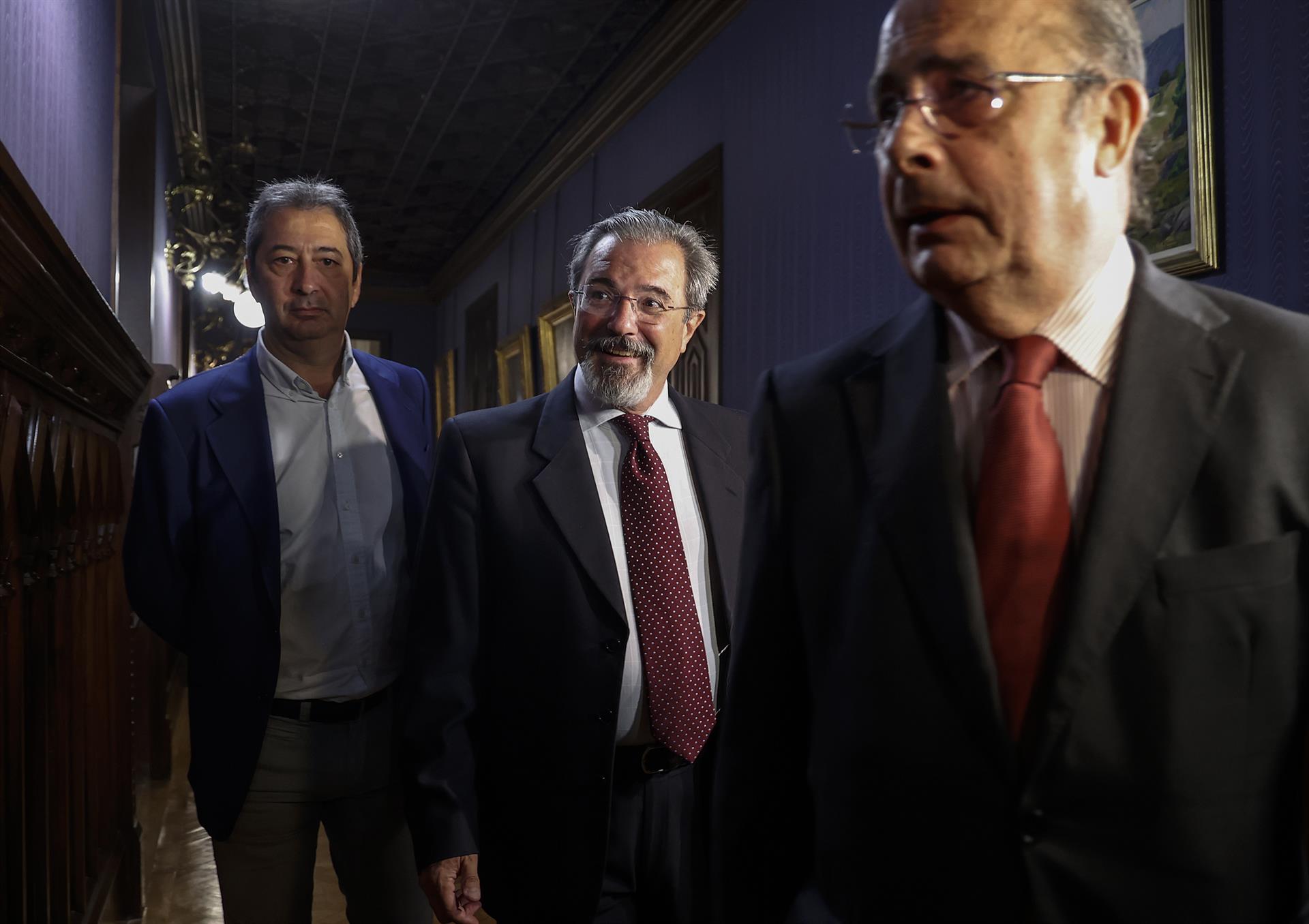 Vicente Barrera, a l'esquerra