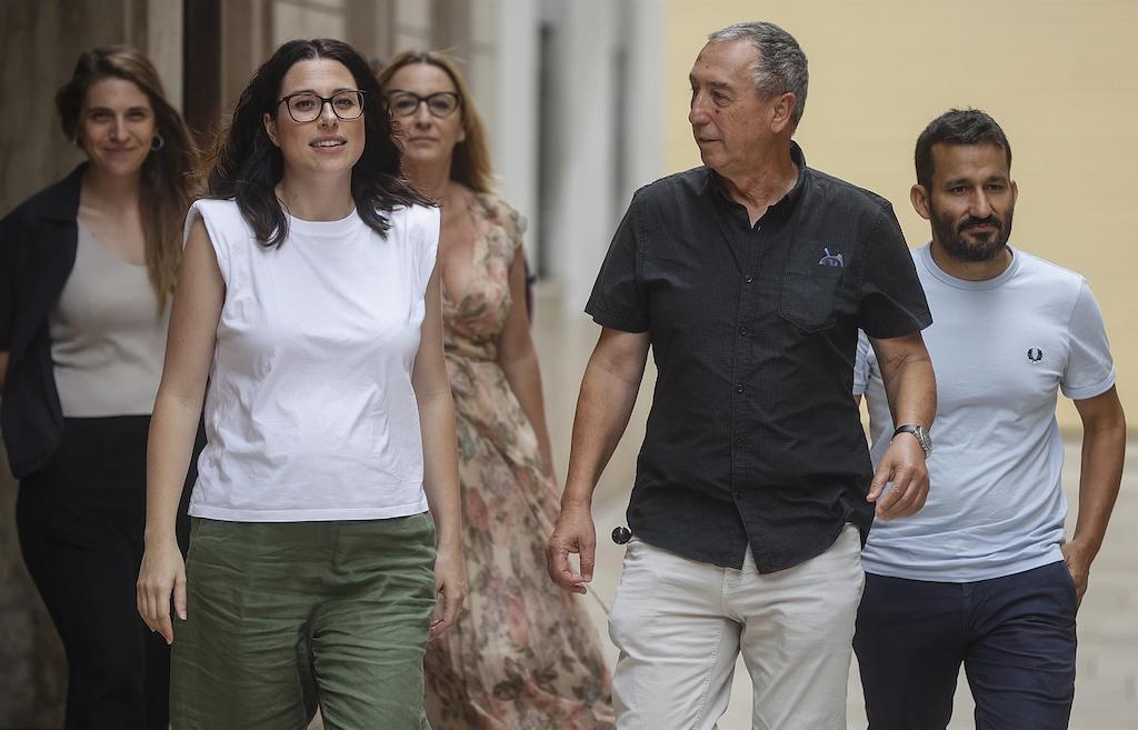 Joan Baldoví i Aitana Mas. Darrere, Paula Espinosa, Maria Josep Amigó i Vicent Marzà | Rober Solsona | EP