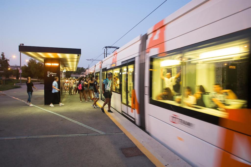 El TRAM d’Alacant ofereix un servei especial per les Fogueres