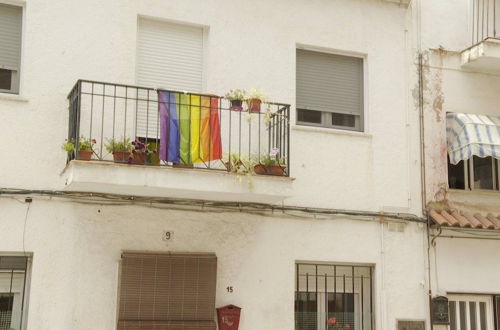 Bandera LGTBI penjada en un balcó de Nàquera en rebuig a les mesures del consistori format per Vox i el PP | EP