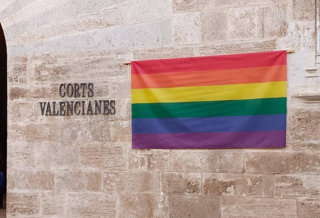 La bandera LGTBI, a la façana de les Corts Valencianes