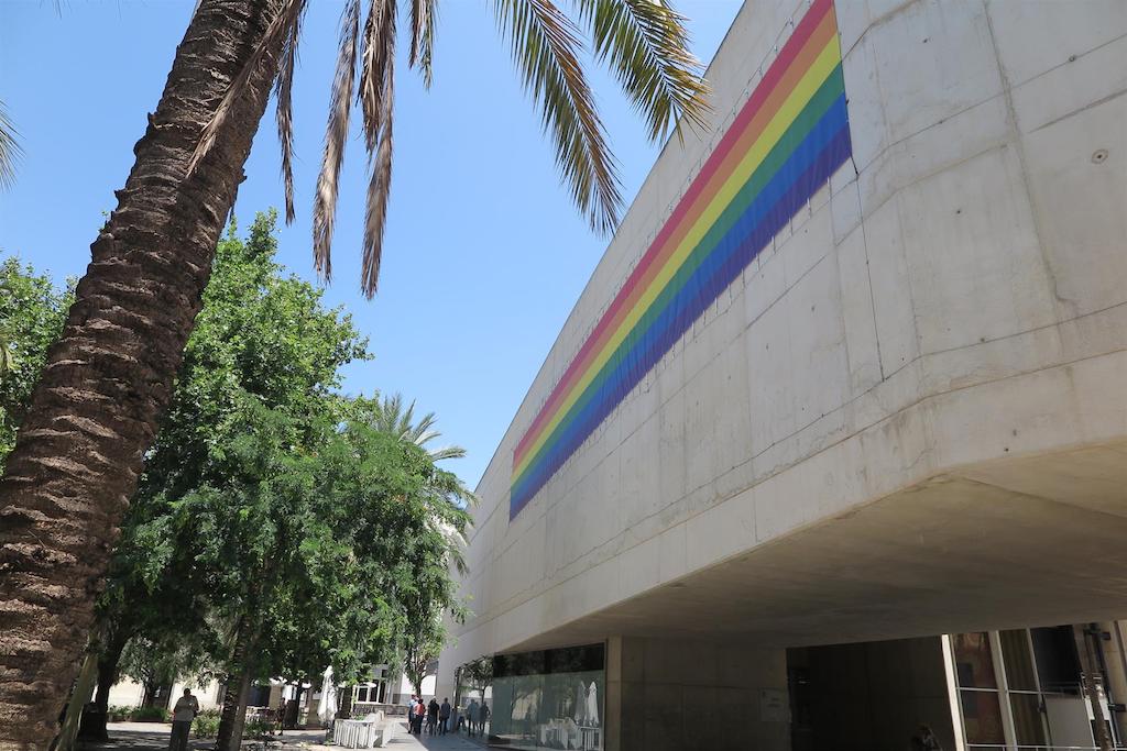 El MuVIM se suma a l’Orgull amb una bandera de més de 30 metres