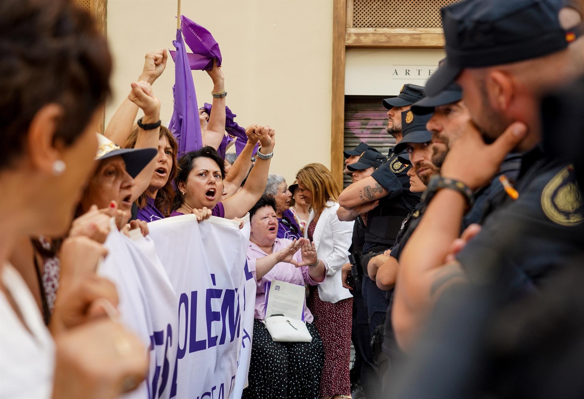 La Coordinadora Feminista planta cara a la ultradreta davant la constitució de Les Corts