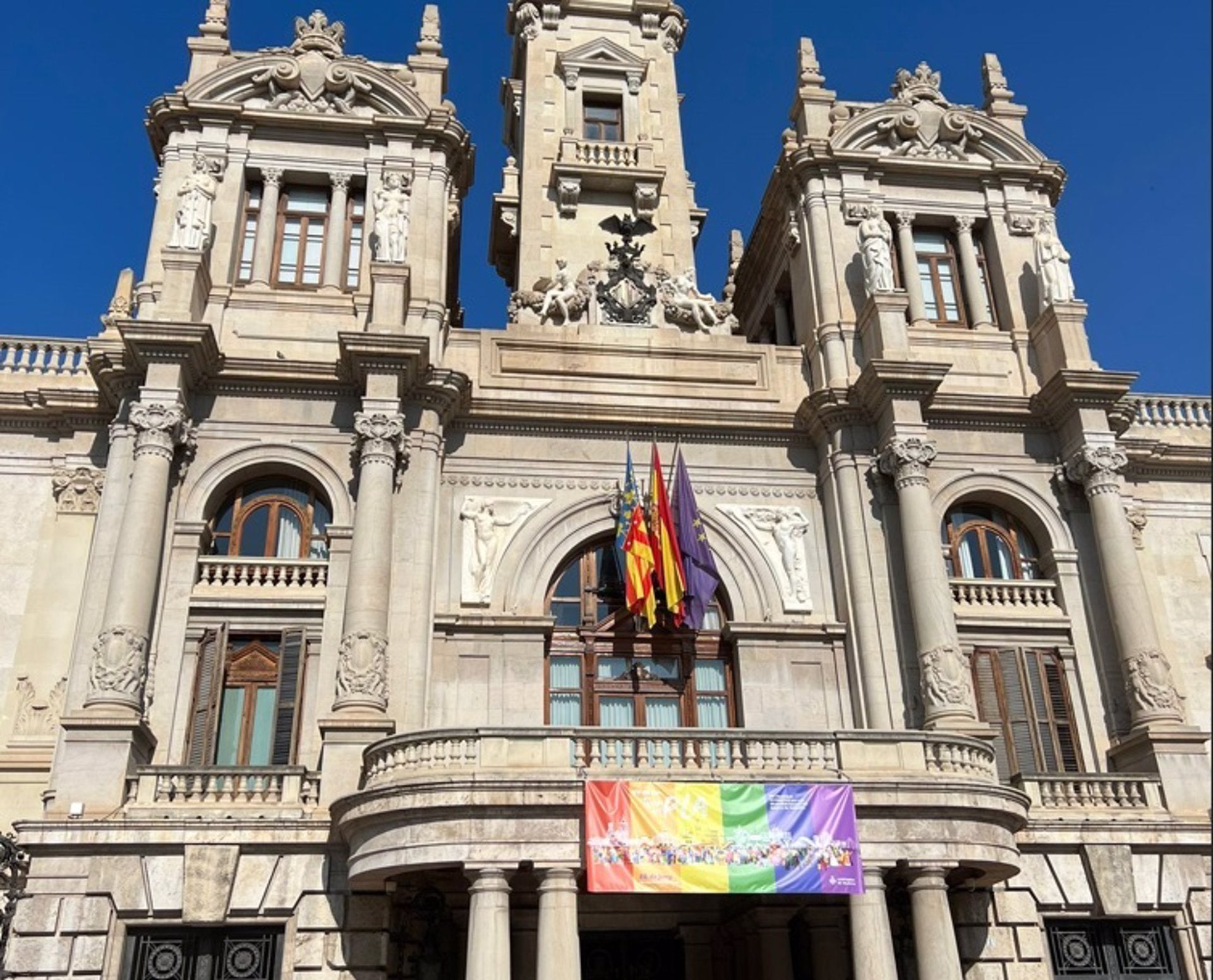 L'Ajuntament de València amb els colors de la bandera LGTBI