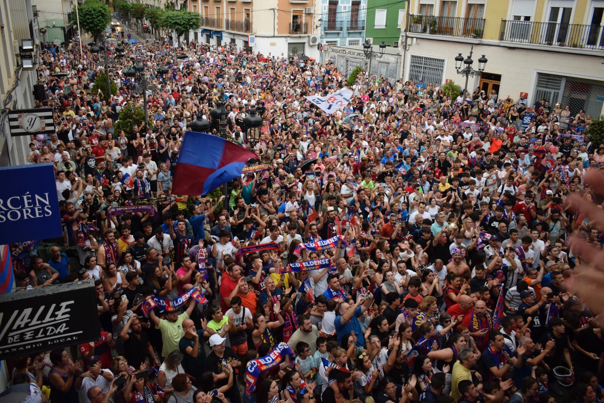 Afició de l'Eldense celebrant l'ascens