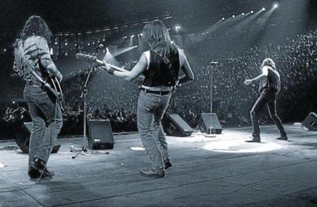 Tal dia com hui del 1991 es va celebrar l’històric concert del Sant Jordi amb Sau, Sopa de Cabra, Els Pets i Sangtraït