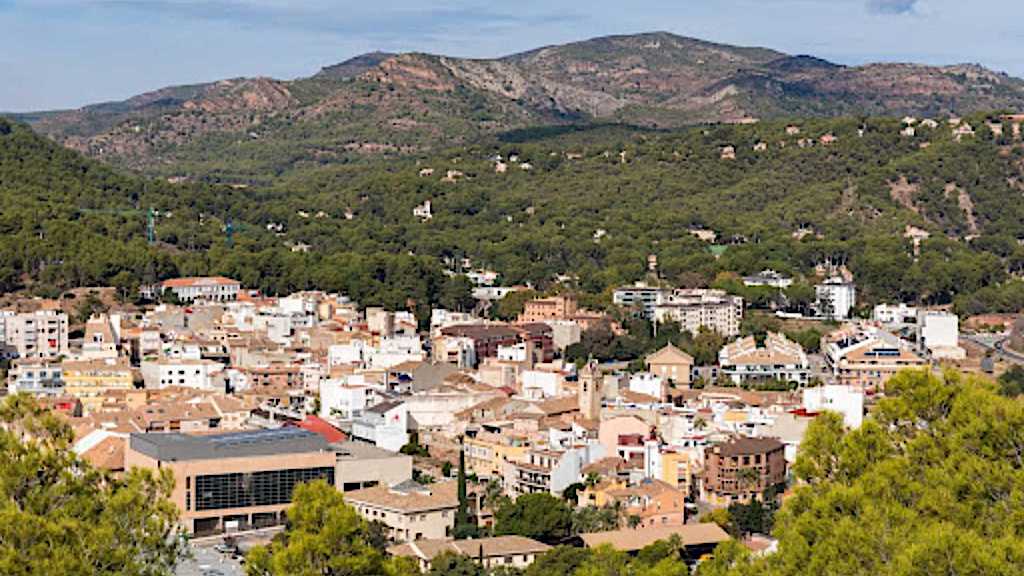 Banderes LGTBI als balcons de Nàquera contra la prohibició de Vox i el PP