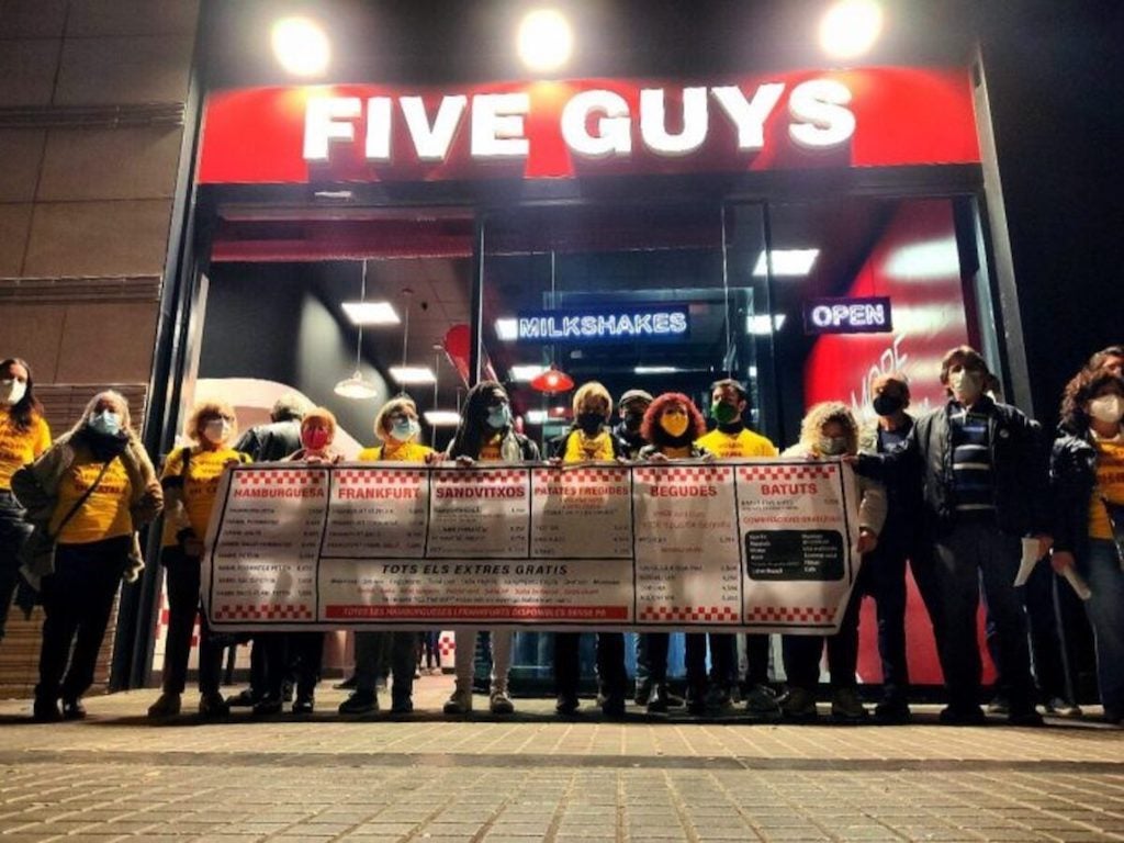 Voluntaris de Plataforma per la Llengua durant una acció de protesta davant d'un restaurant a Barcelona el 2022