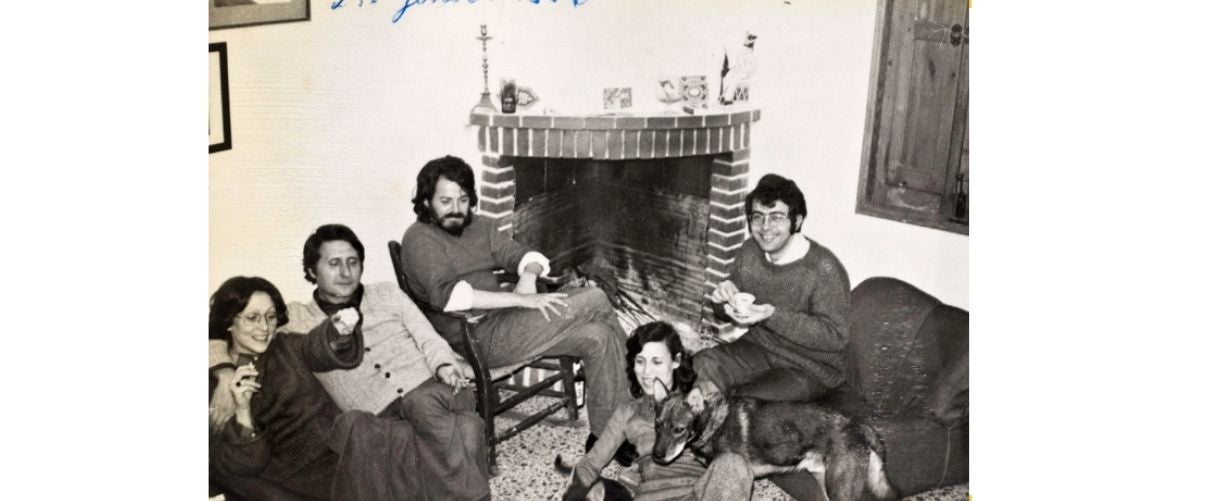Gener de 1976. Josep Piera (al fons esquerra), Marifé (asseguda al terra) i altres amics, entre ells Toni Mestre (al fons dreta), vora la llar de la casa dels pares a La Drova.