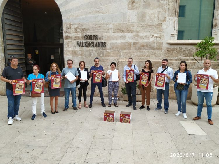 Representants de l'STEPV presenten les signatures de la ILP  a les Corts