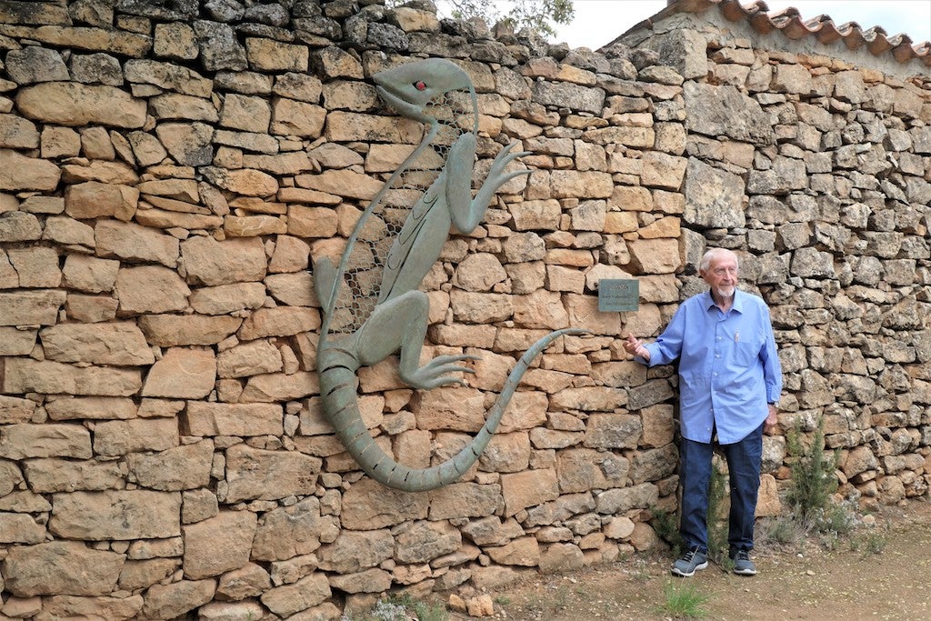 Josep Vallverdú al costat de l'escultura «Llanga»