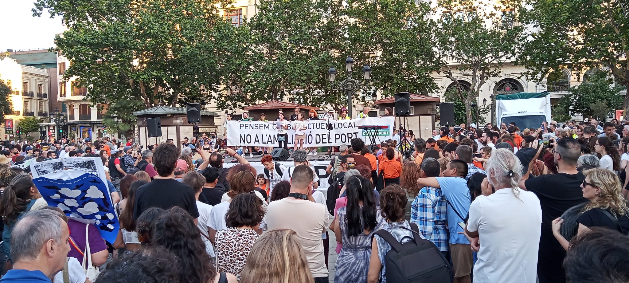 Moment en que es llegeix el manifesta a la plaça de l'Ajuntament