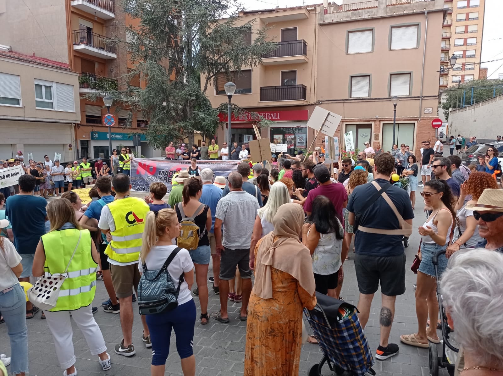 Castalla planta cara a les macroplantes solars