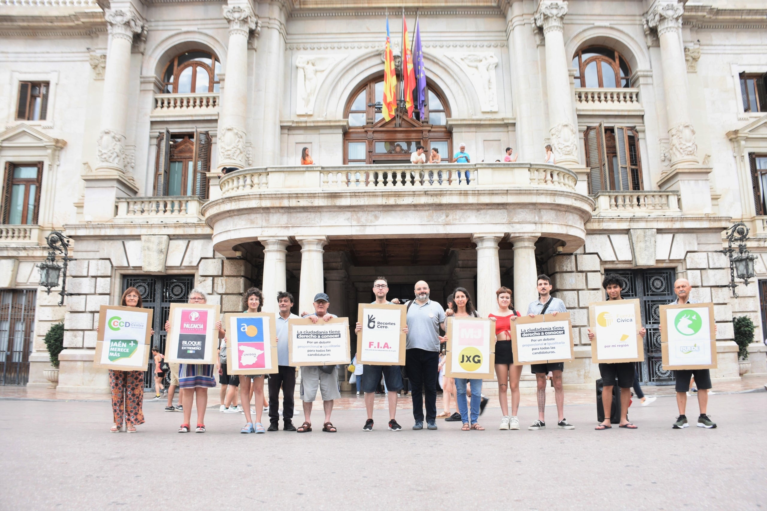 Una quinzena de formacions extraparlamentàries s’uneixen per a reclamar més atenció mediàtica