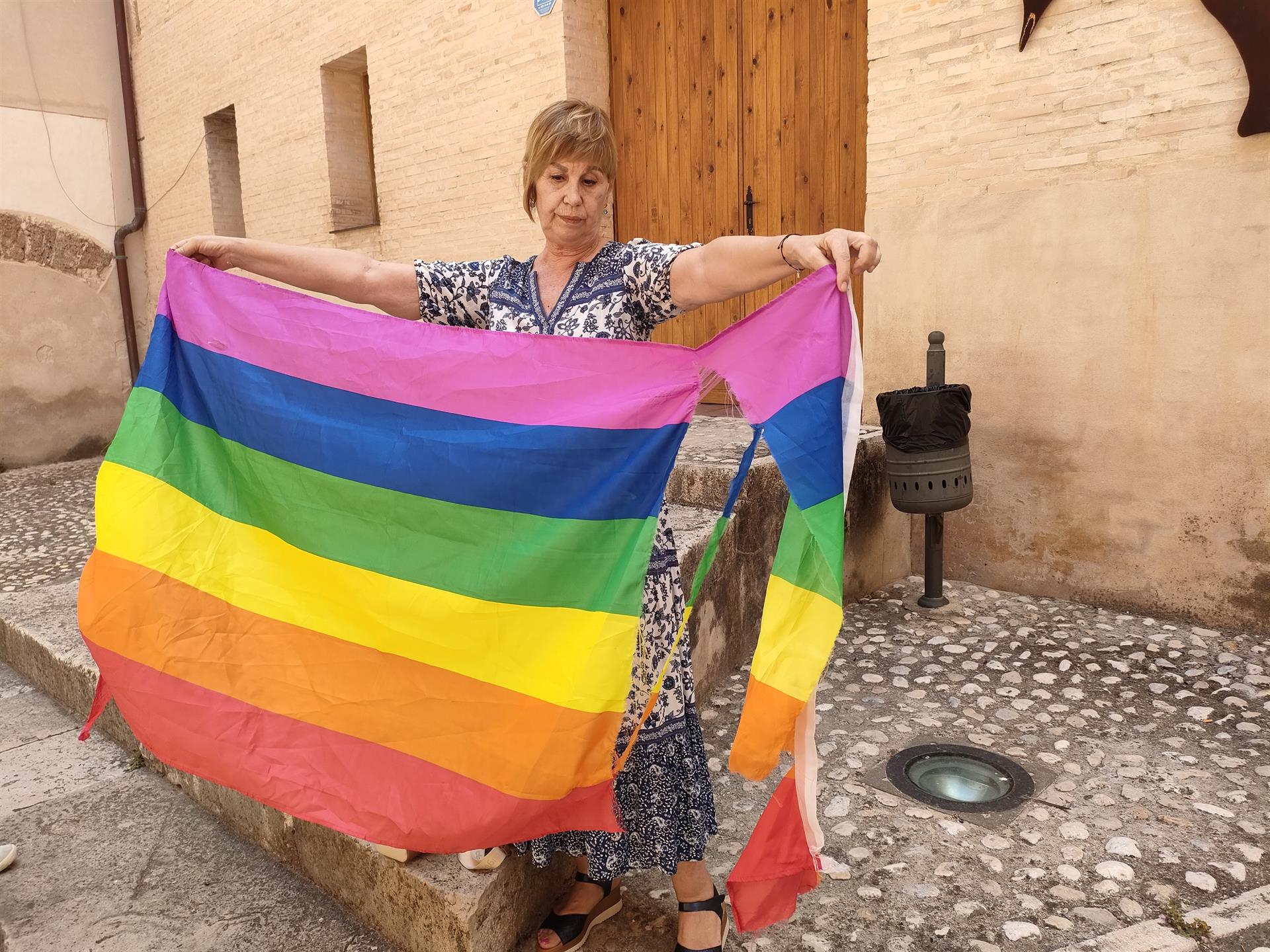 L’Ajuntament d’Albaida denunciarà l’home que va llevar banderes LGTBI del consistori i va col·locar una bandera franquista